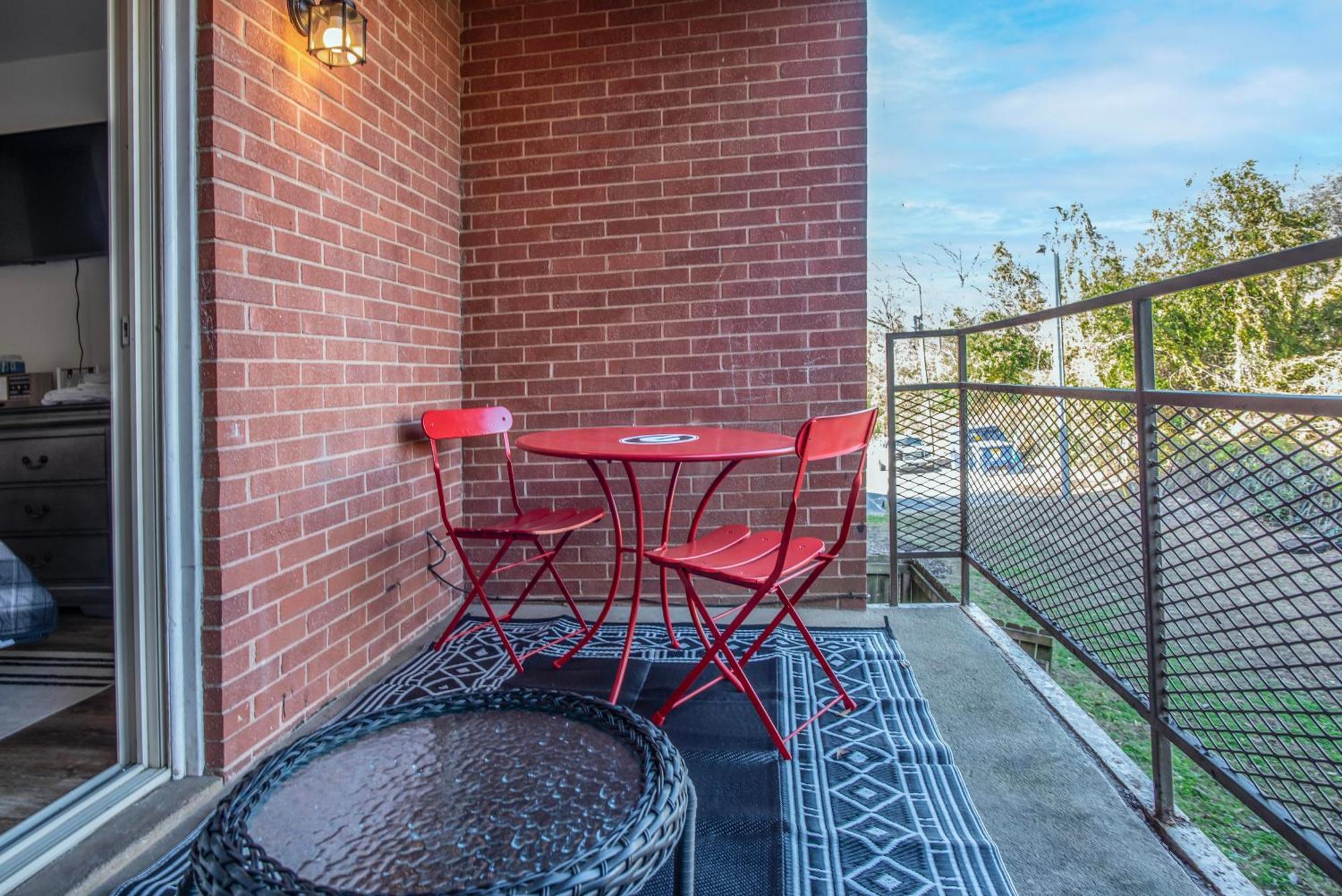 Classic Getaway - 1 Mile Walk To Sanford Stadium! Holiday home
